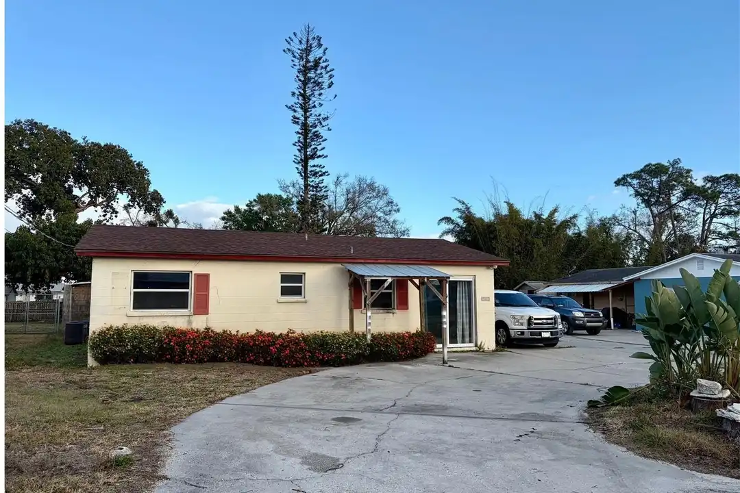 5219 31st St Ct E – photo 1