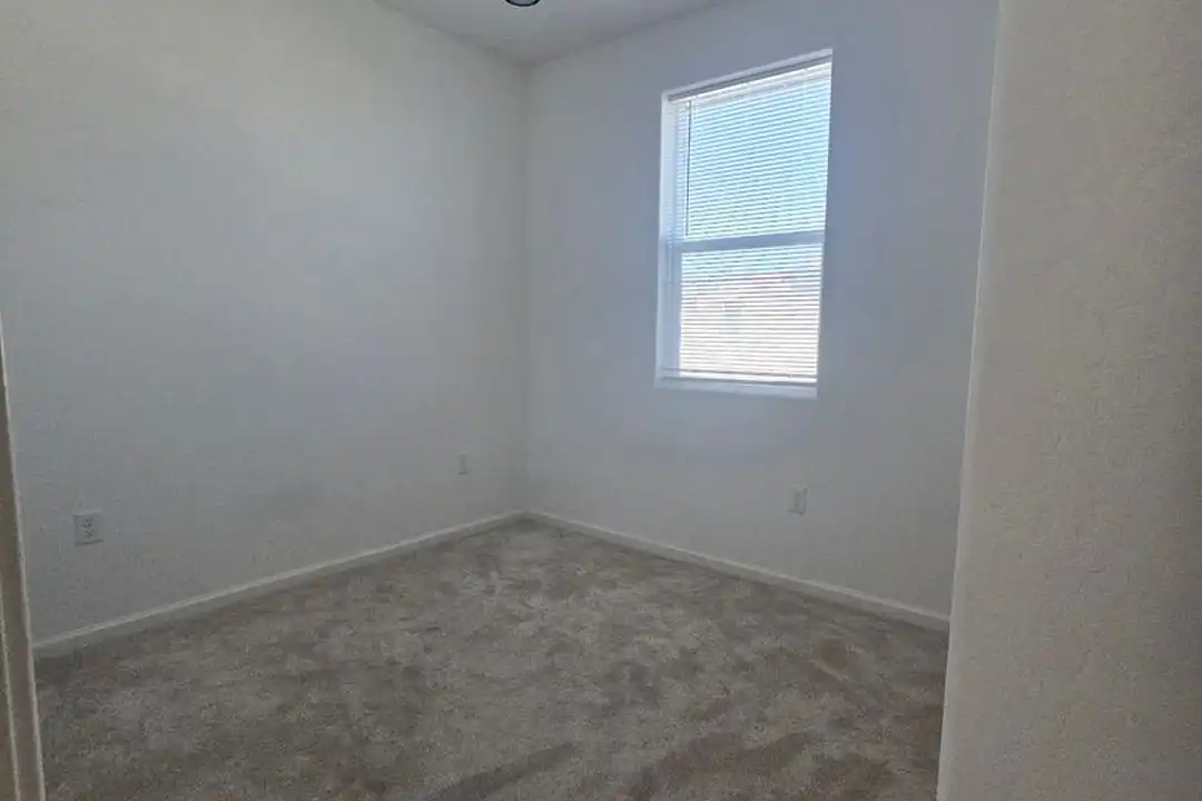 1078 Buena Vis Ln - More