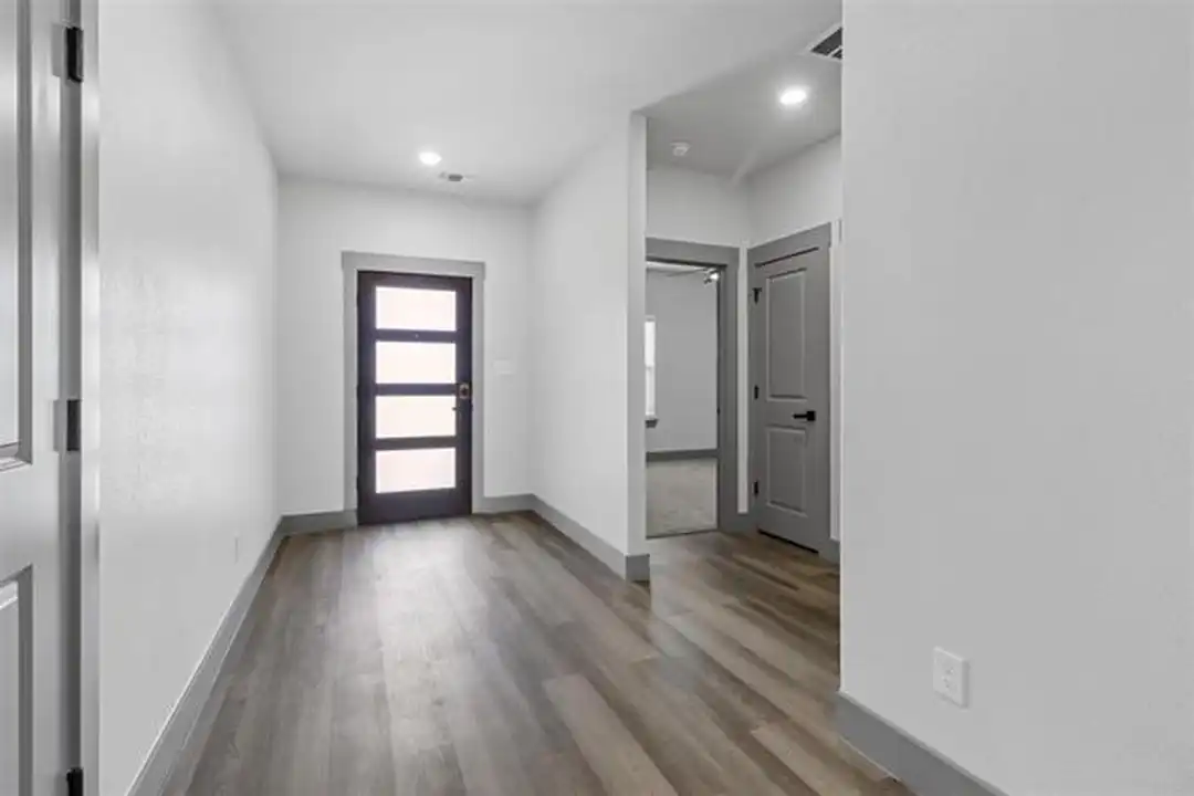 405 W Hull St - View 2
