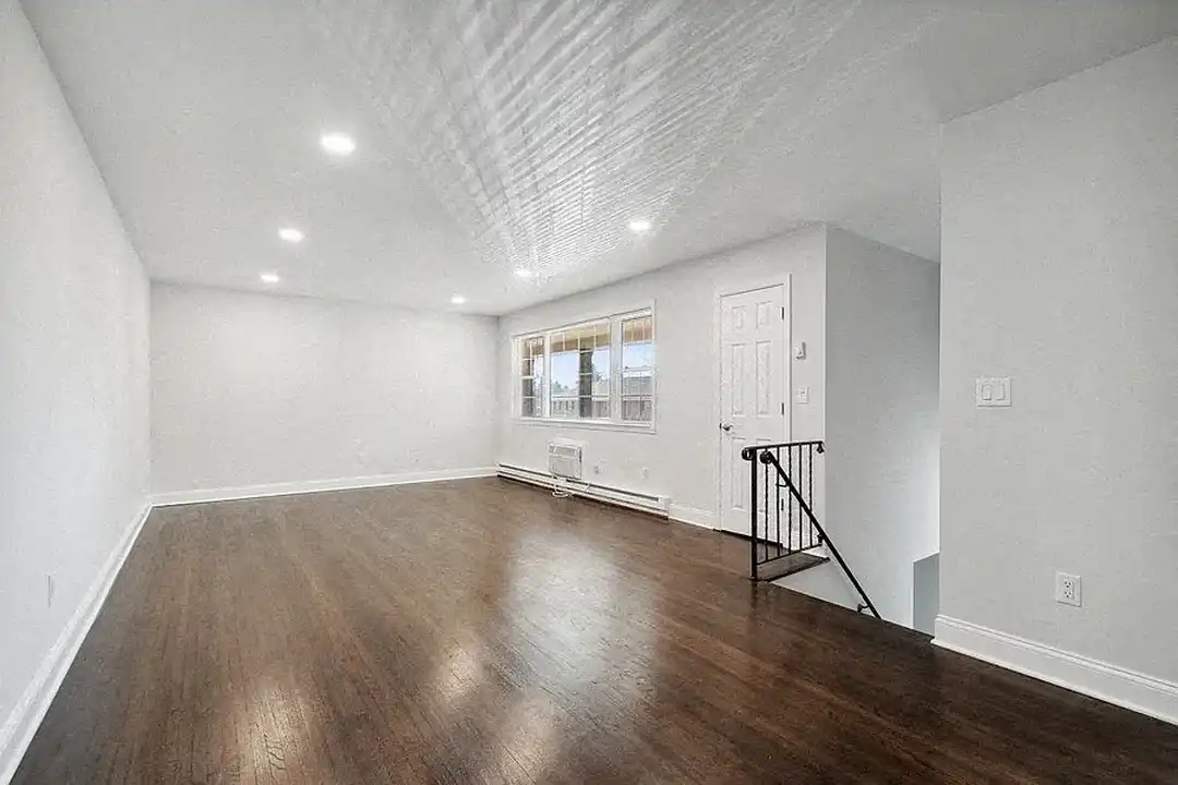 Washington Arms Apartments – photo 1 of 11