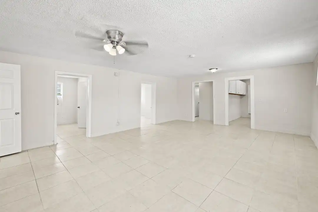 Apartment in Riviera Beach - More