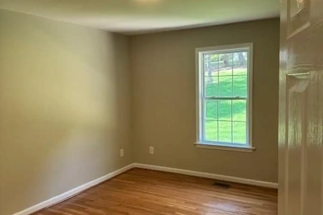 186 Chesterfield Dr - More