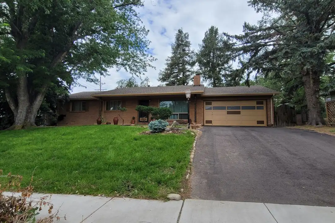 1201 Parkview Blvd - View 2