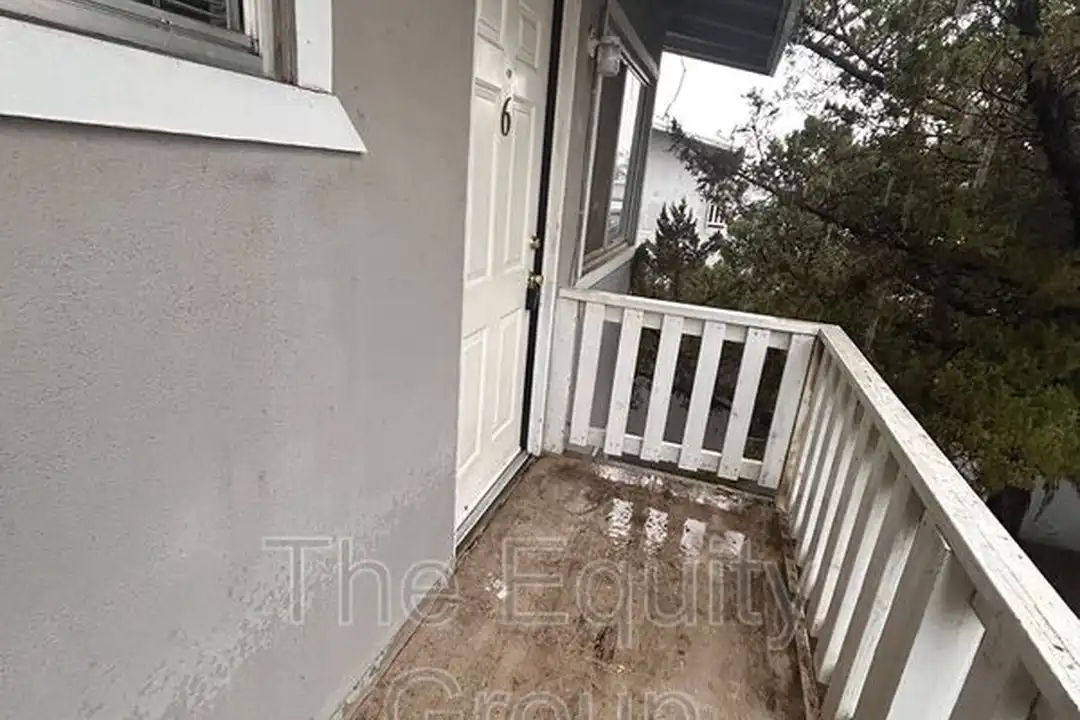 Apartment in Hanford - View 2