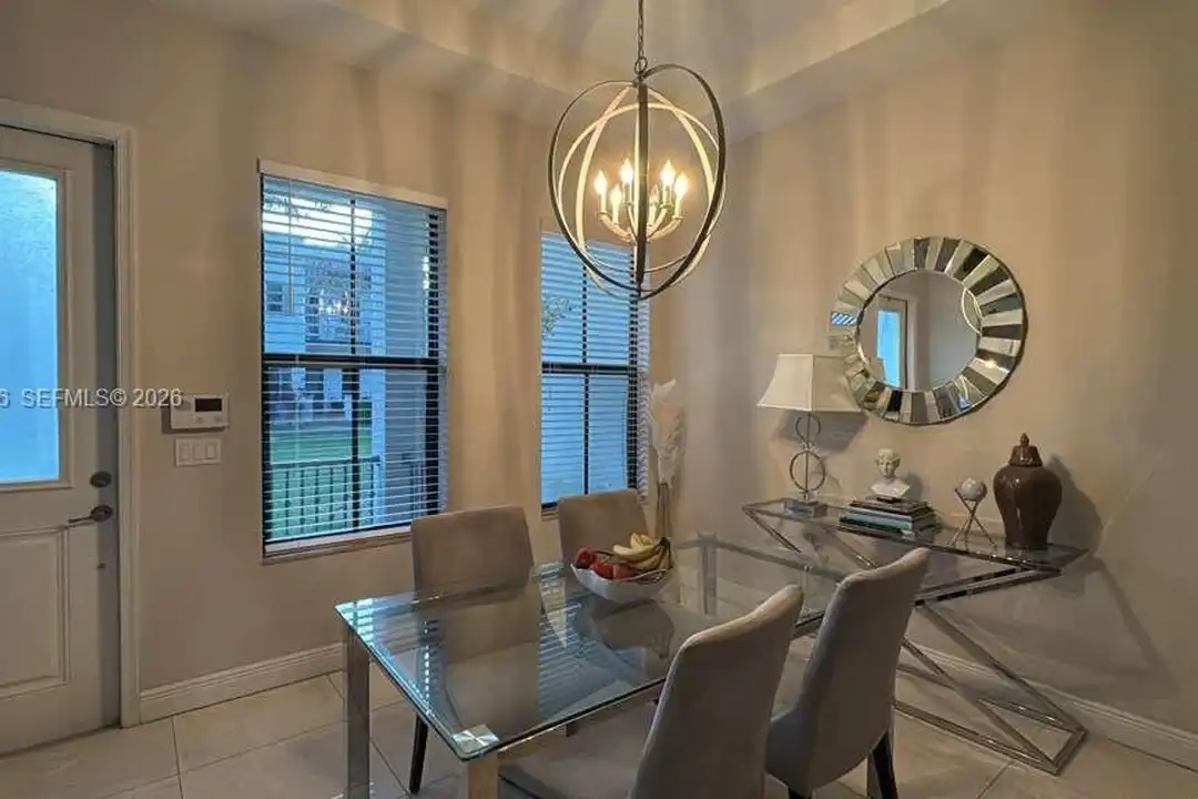 House in Doral - View 3