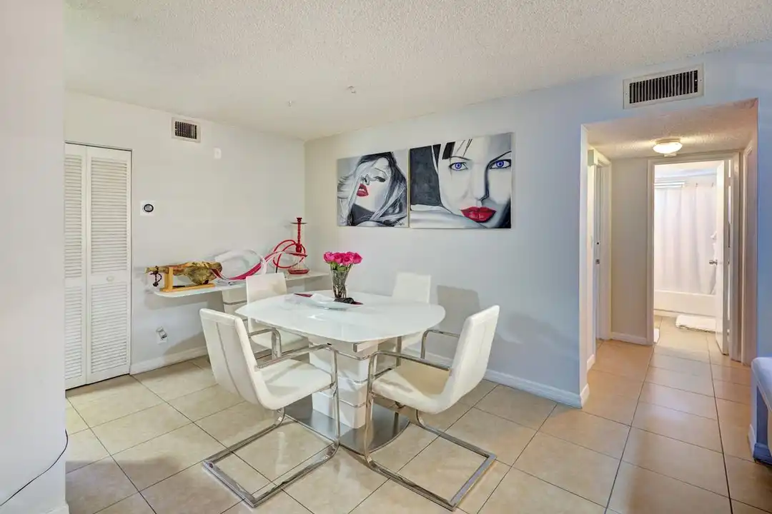 304 Gardens Dr - More
