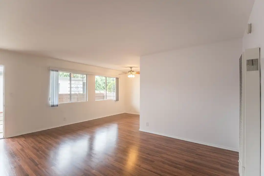 Apartment in Los Angeles - View 5
