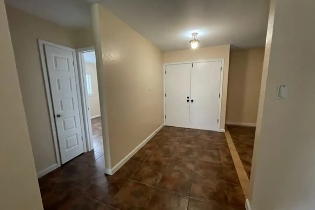 838 Saddlebrook Dr - View 4