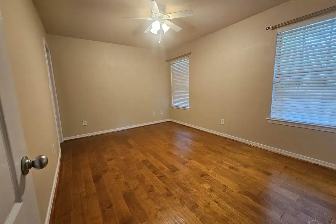 1932 University St - More