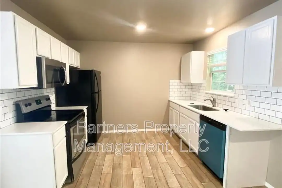 1530 N Addington Ave - View 3