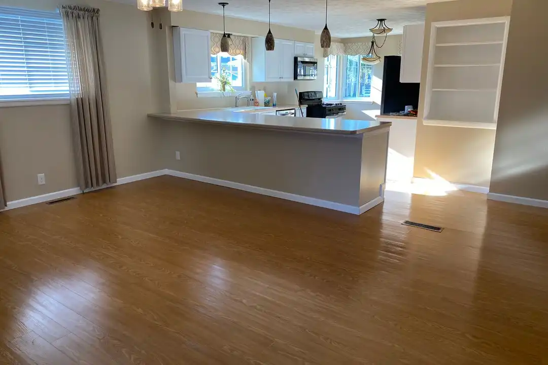 204 E 5th St – photo 1 of 10
