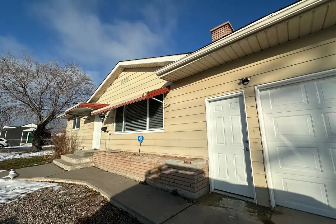 906 E Elm St - View 2