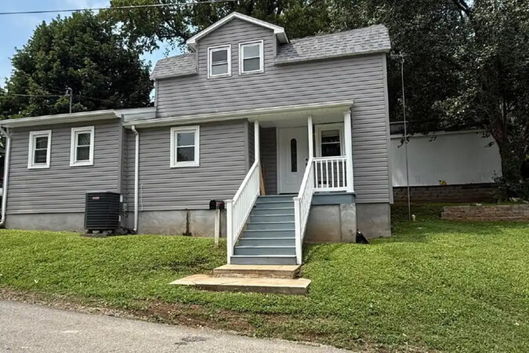 305 16th St SE – photo 1
