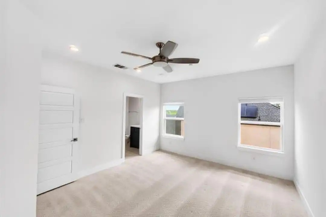 809 Jamestown Ln - More