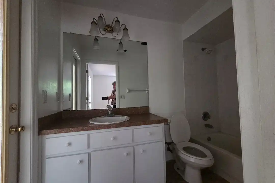 1471 E St James Loop - More
