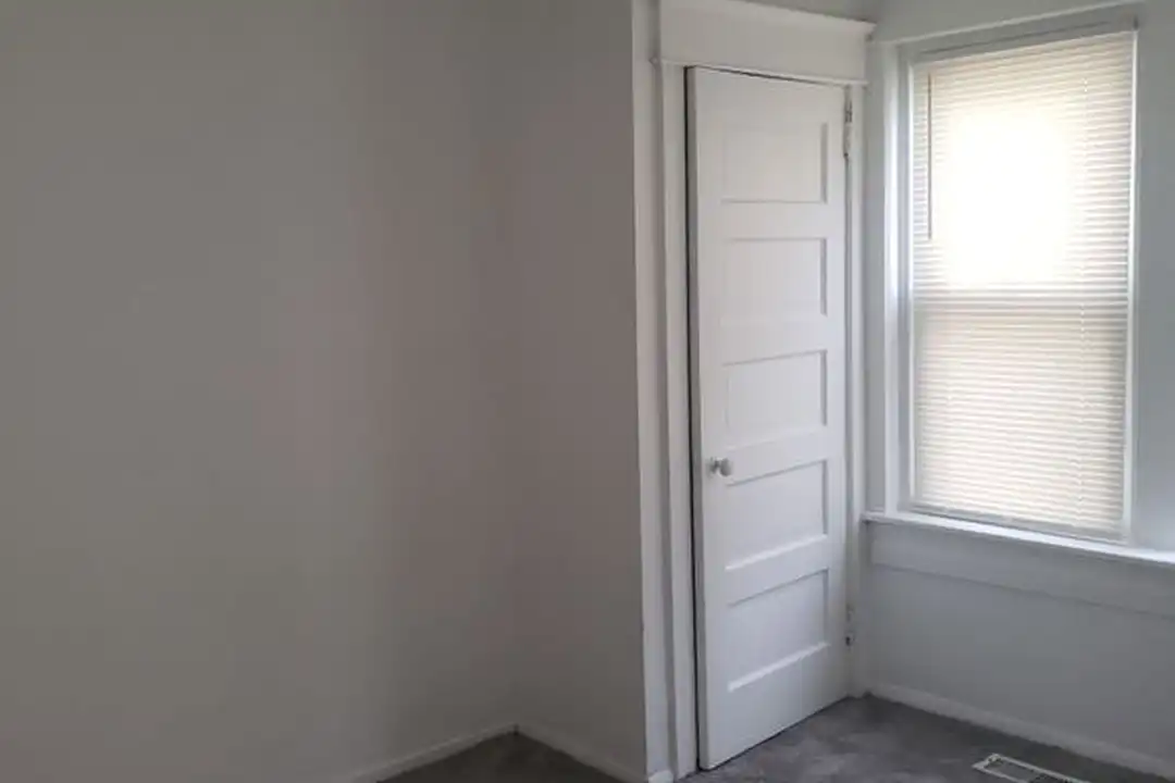 209 W Cedar Ave - More