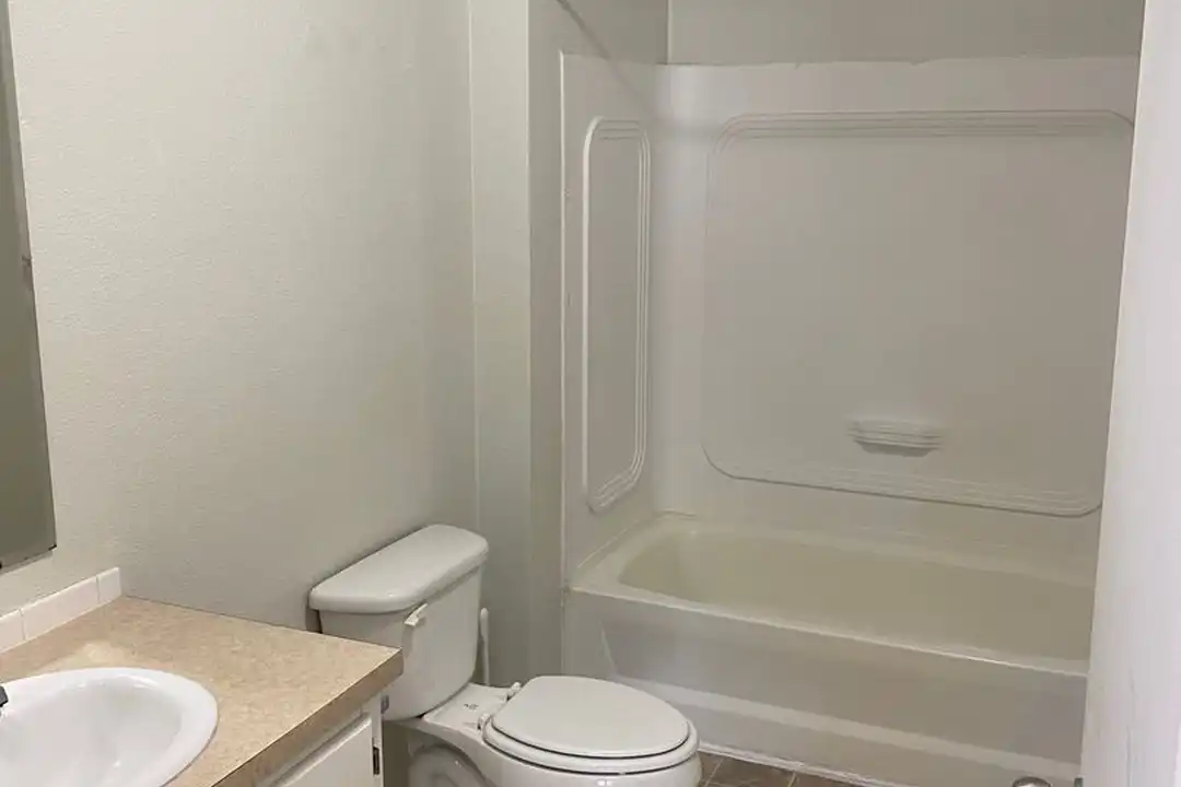 Apartment in Klamath Falls - View 5
