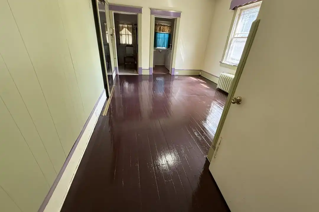 634 S Queen St - More