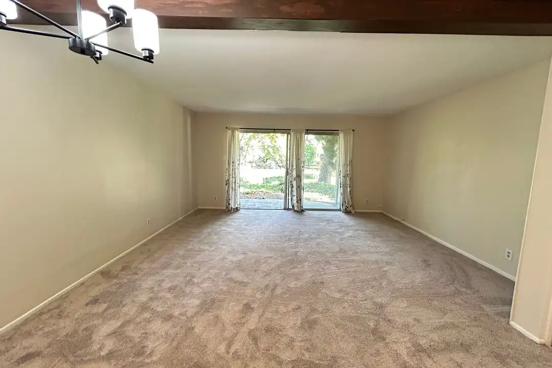 Apartment in Long Beach - More