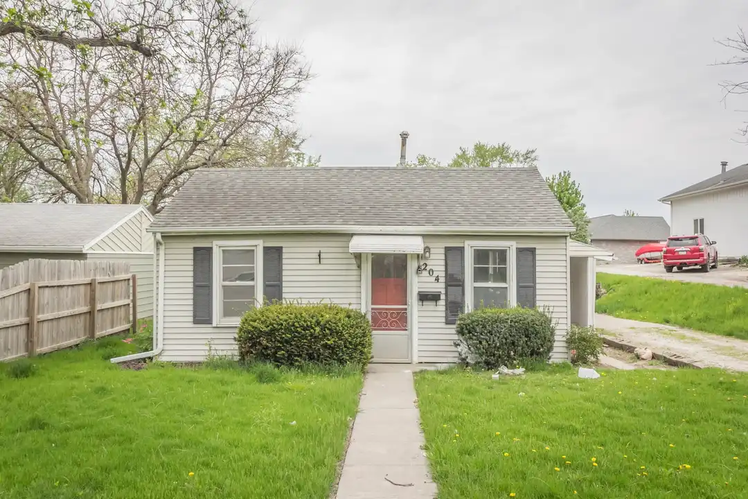 204 E Franklin Ave – photo 1 of 13