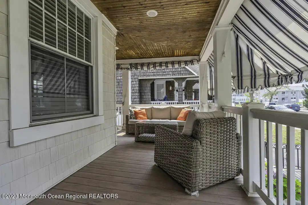 210 8th Ave - More