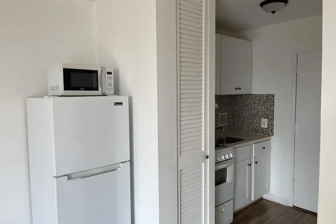 950 25th St NW #1013-N - More