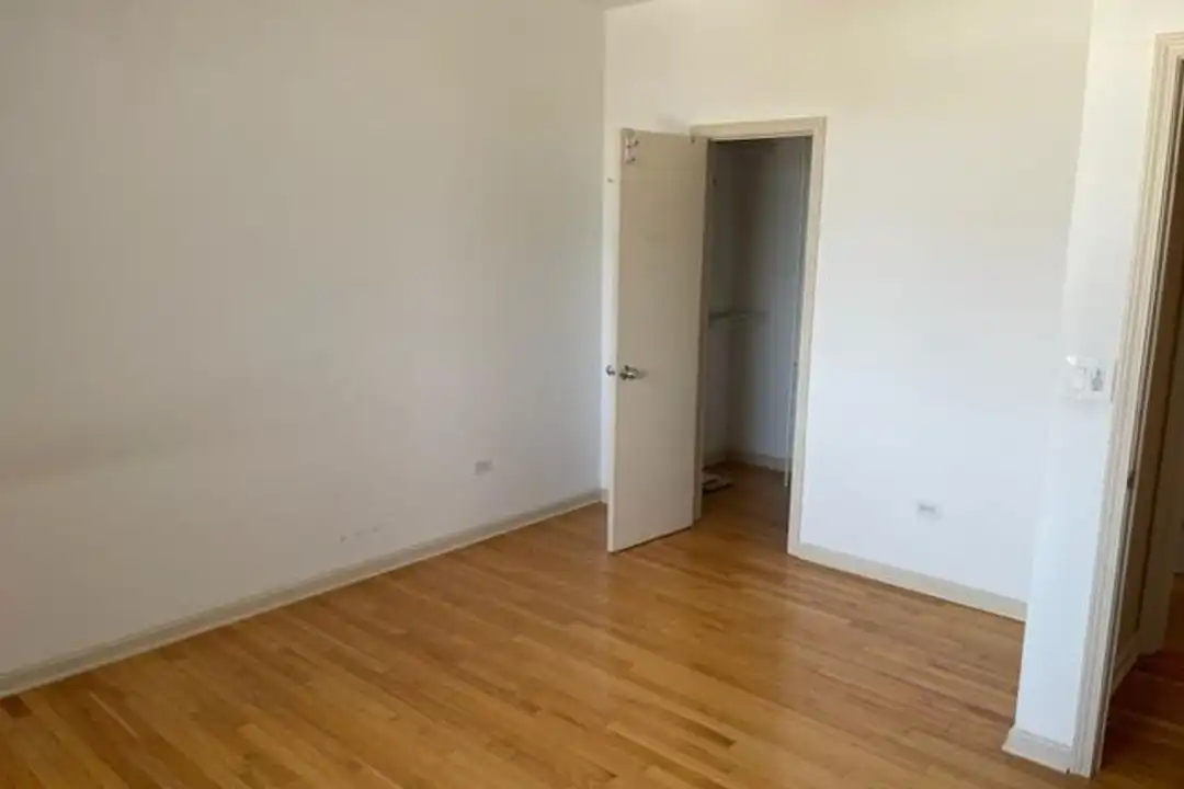 680 N Green St - More
