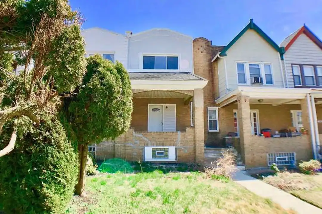 150 E Walnut Ln – photo 1