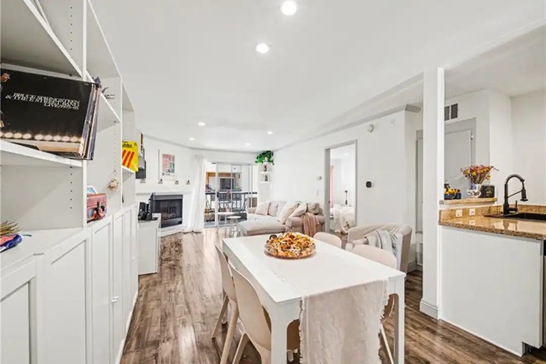 5530 Owensmouth Ave unit 210 - View 5