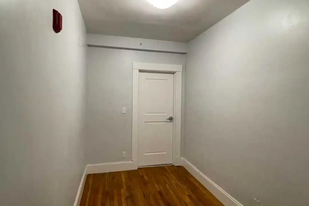 233 Lafayette St - More
