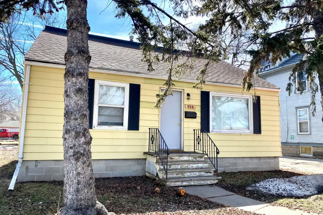 916 12th Ave N – photo 1
