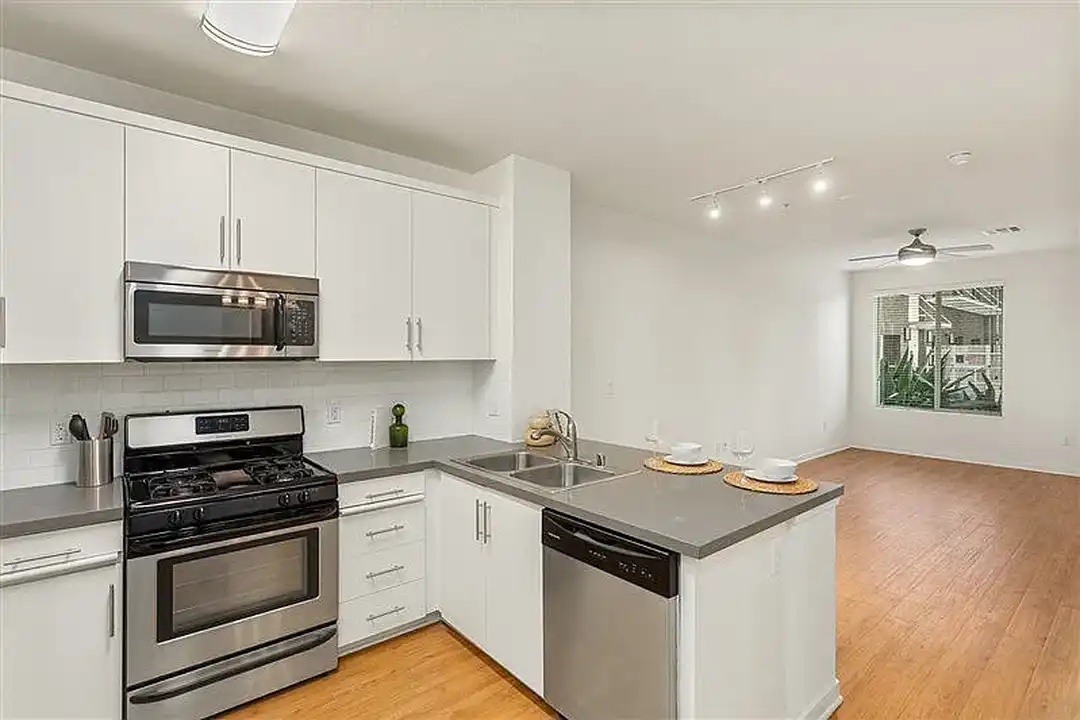 Apartment in Los Angeles, Warner Center, Woodland Hills-Warner Center Neighborhood Council District - View 5