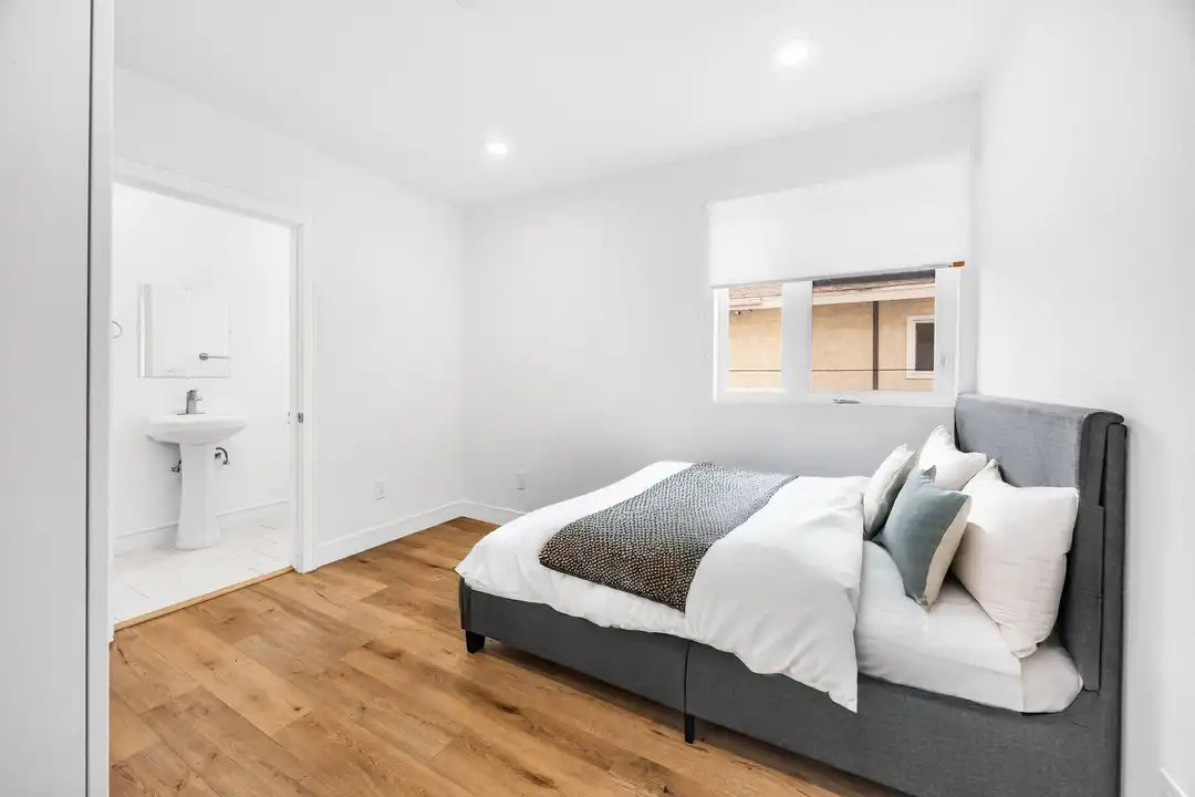 1543 W 37th Pl unit 1543 - Rm 203 - View 3