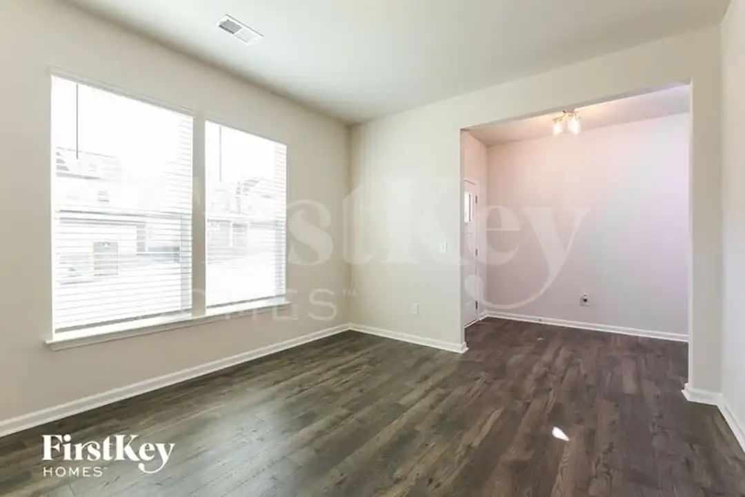 565 Hillpark Ln - View 3