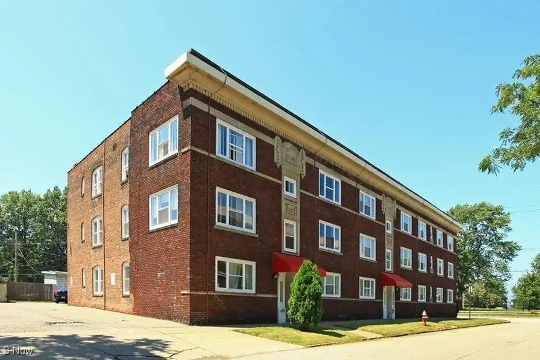 14236 Lakeshore Blvd #6 – photo 1