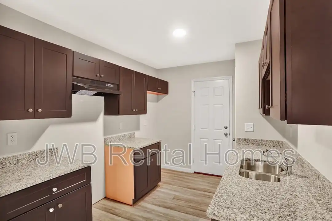 8008 Railroad Ave – pohled 2