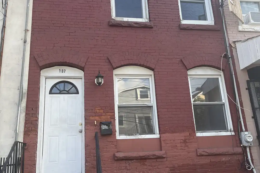 102 9th Ave – photo 1