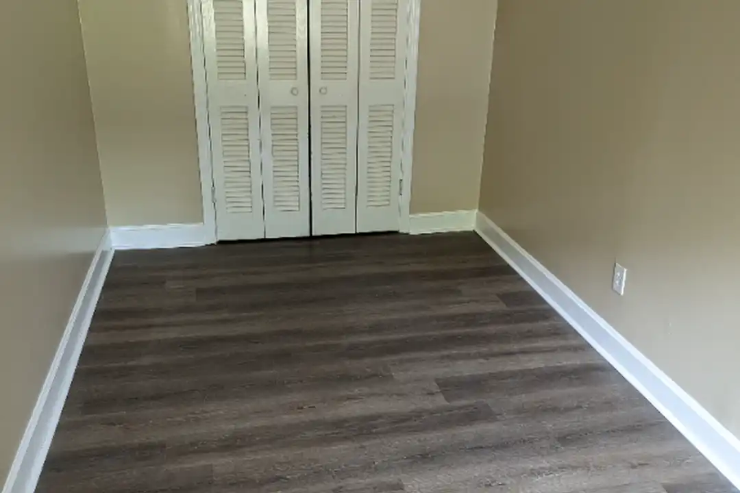 828 Crescent Dr - View 2