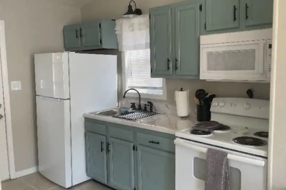 916 Kyle Ave NE - View 3