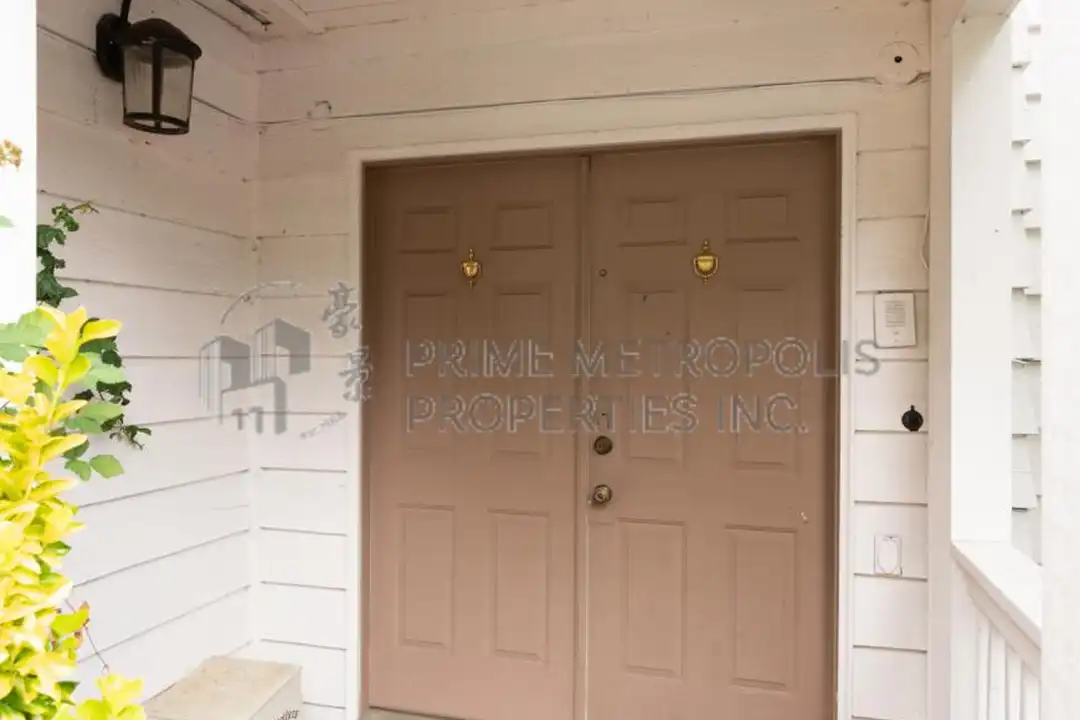 10706 Lakeside Ave NE - View 2