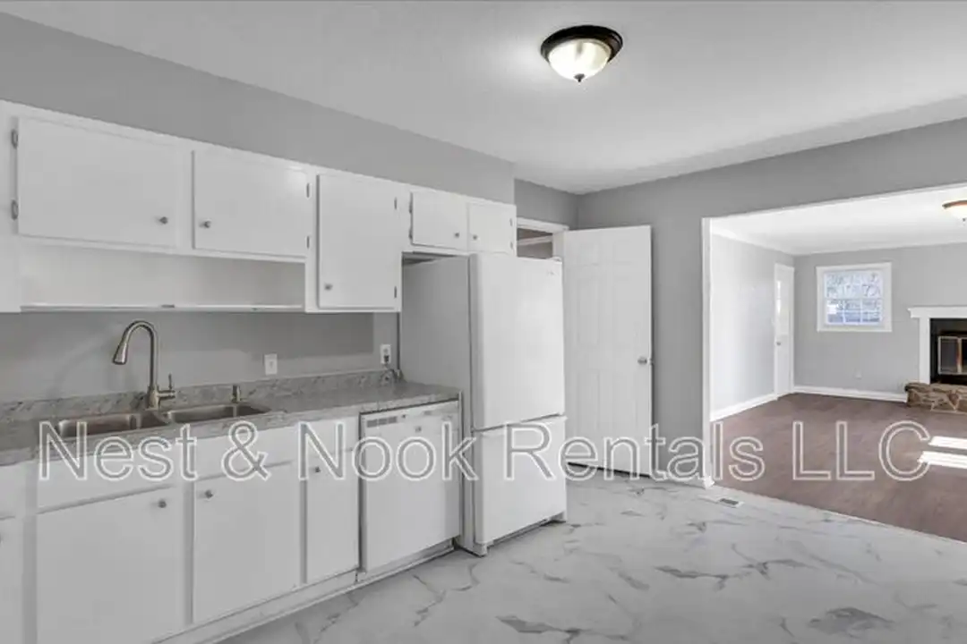 2923 S Irvington Ave - View 4