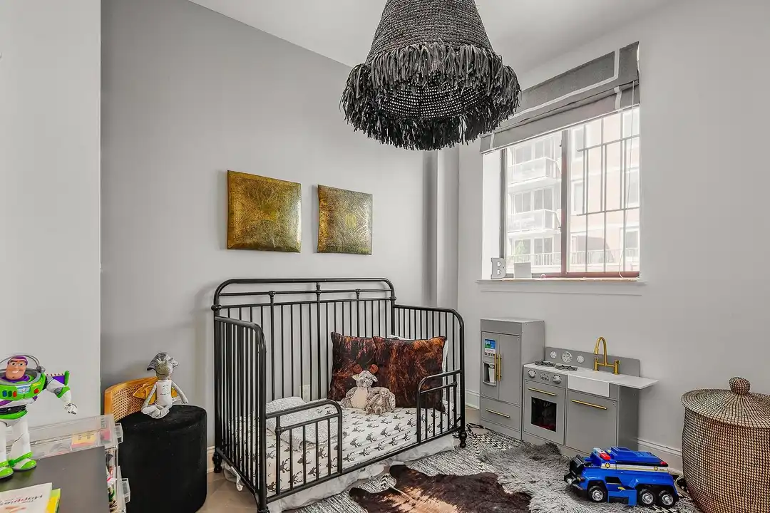 529 W 42nd St #9-R – další