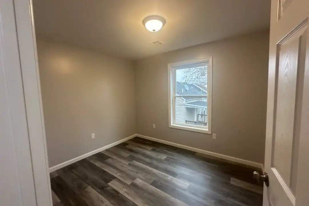 194 N 1st St - More