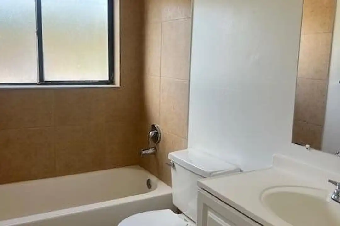 Apartment in Coral Springs - View 2