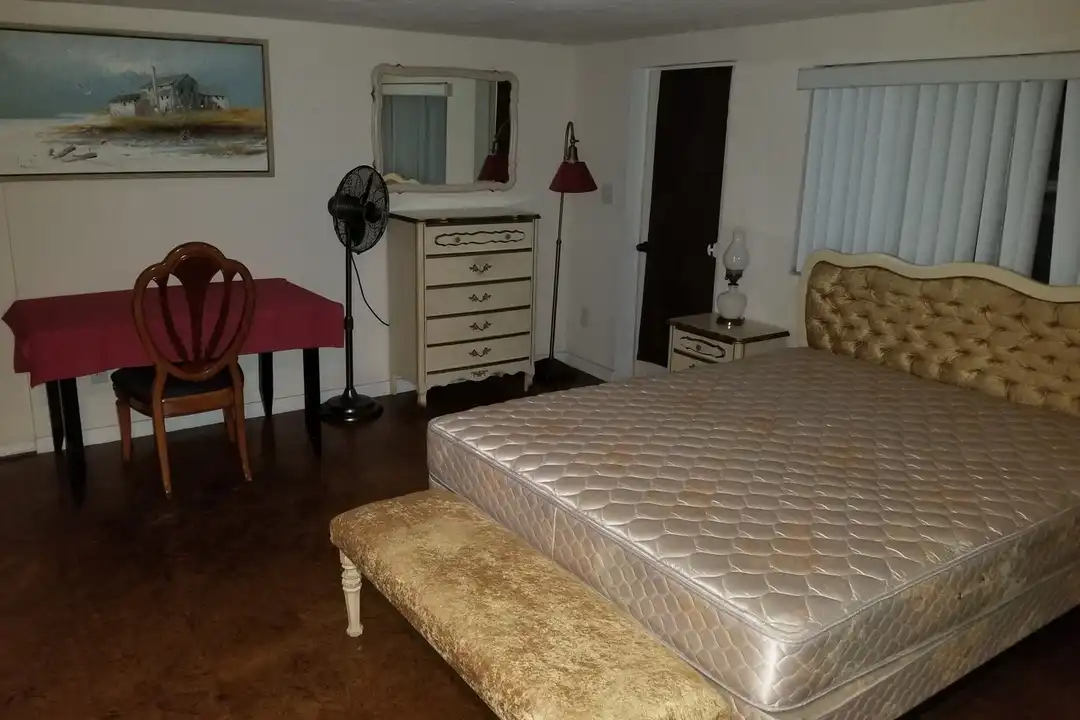 300 Salem Ave NW - View 3
