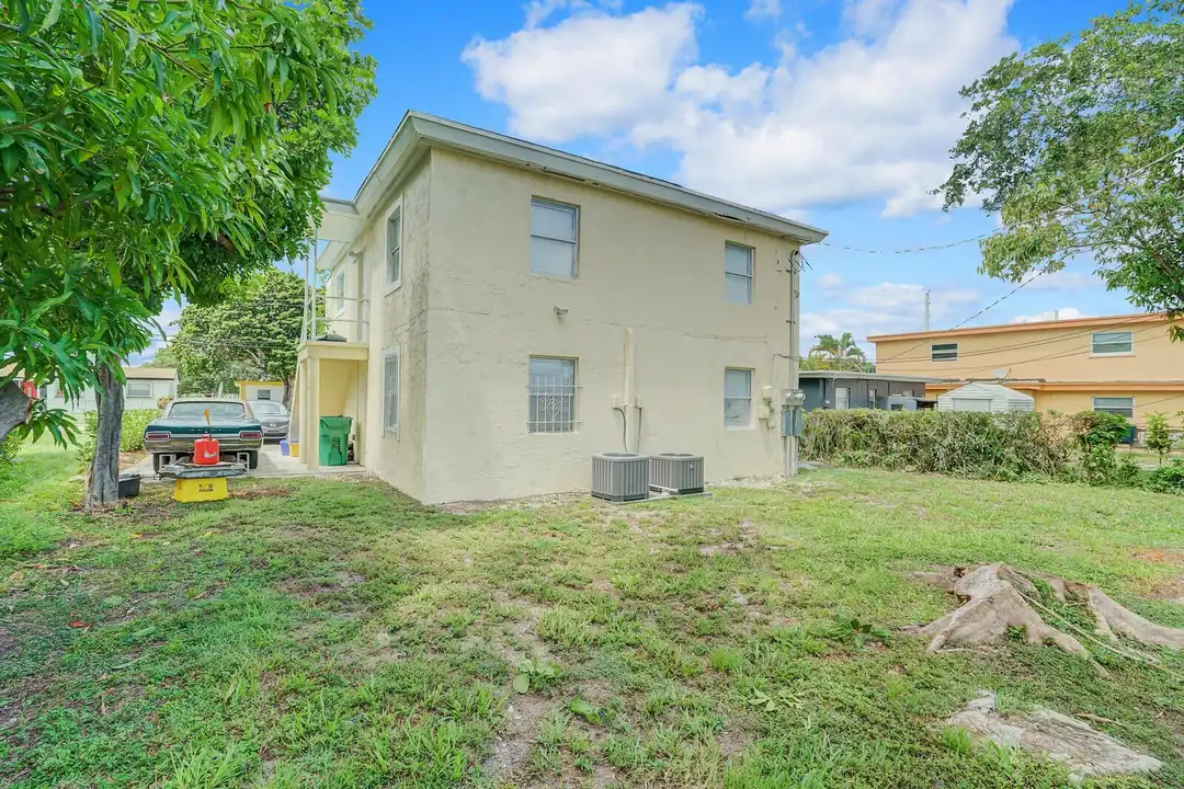1225 W 10th St #APARTMENT – photo 1