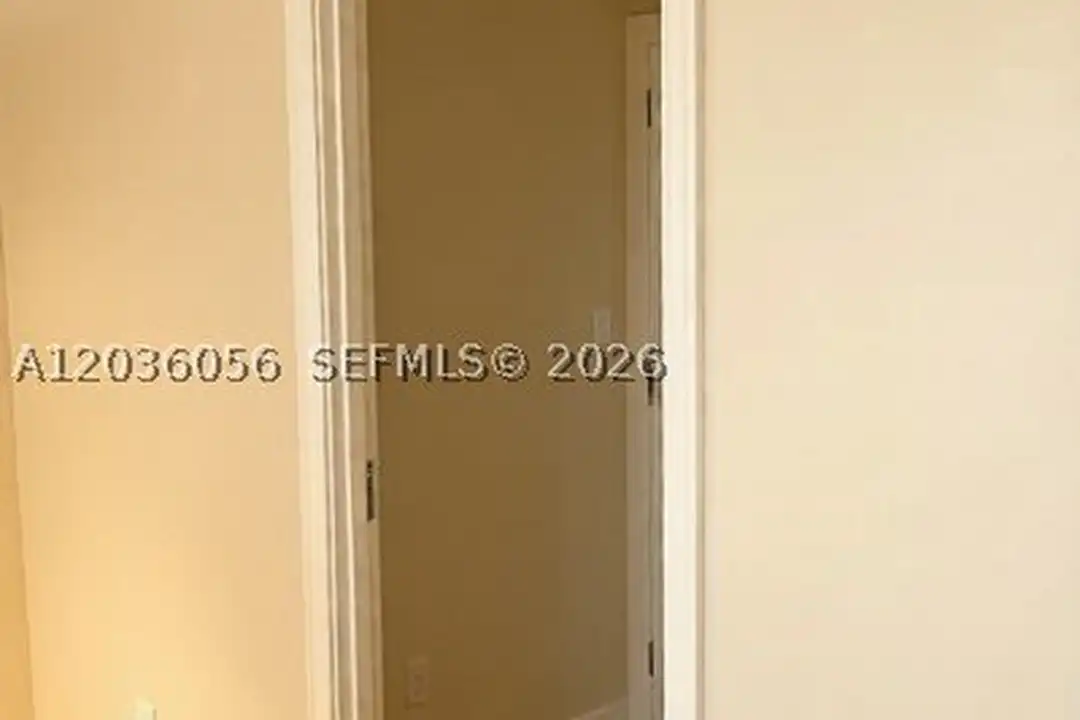 Apartment in Coral Gables - View 3
