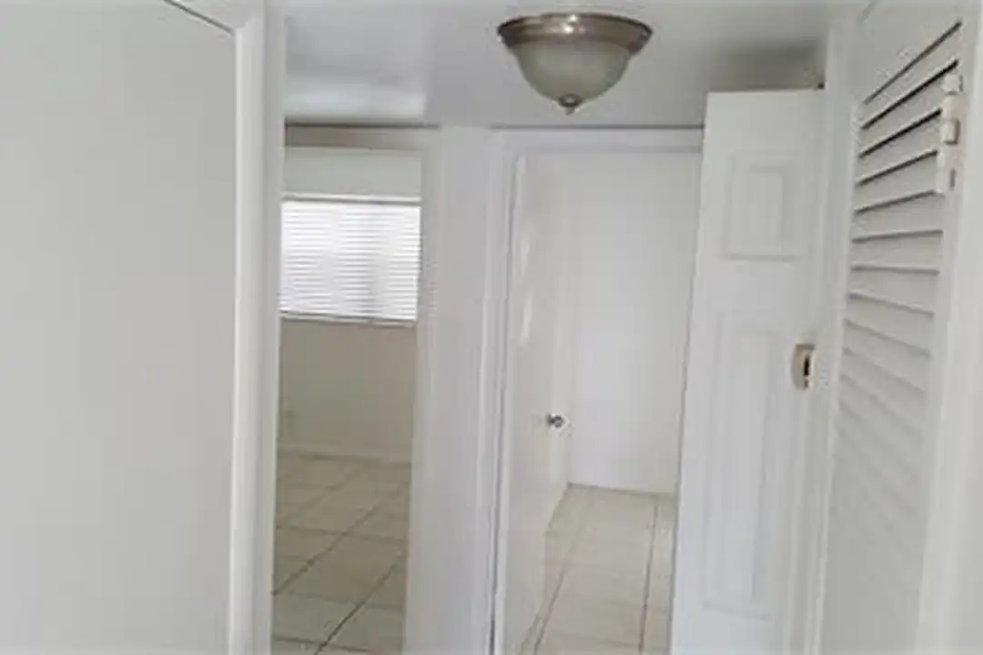 Apartment in Deerfield Beach - More