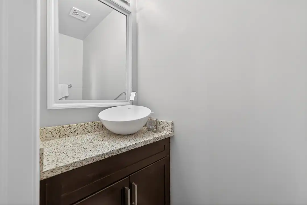 1409 N Burling St - More