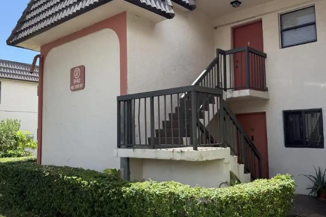 842 NE 209th St - View 3